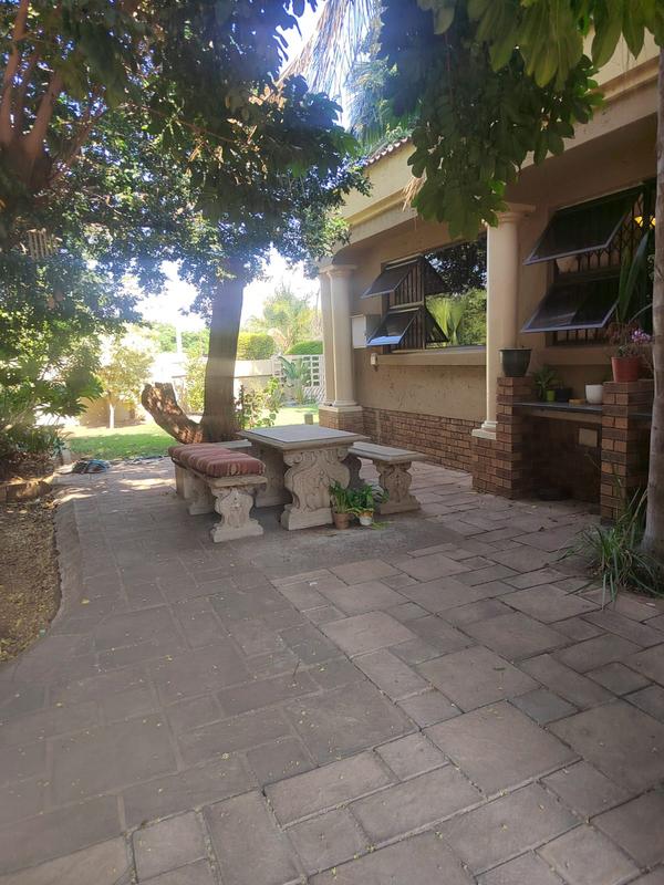 6 Bedroom Property for Sale in Geelhoutpark North West